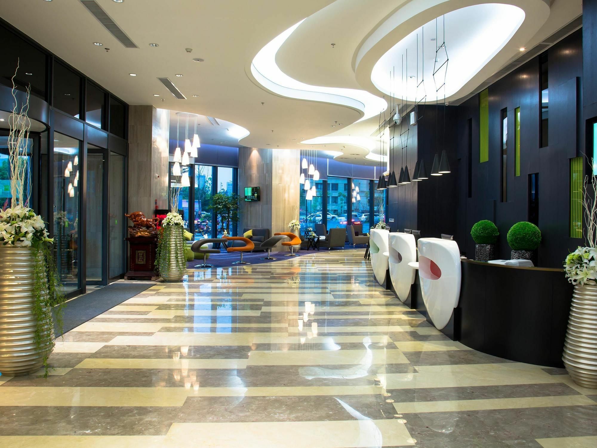 Hotel Ibis Styles Nantong Wuzhou International Plaza Exterior foto